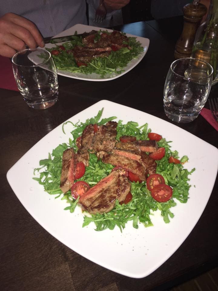 Entrecôte auf Rucola-Tomaten-Salat